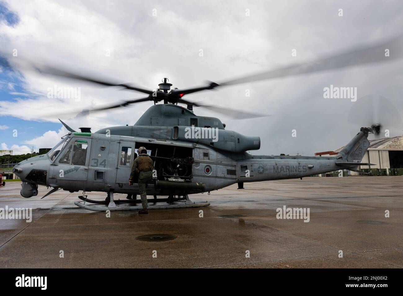 ÉTATS-UNIS Les Marines, avec le Marine Light Attack Helicopter Squadron (HMLA) 469, se préparent pour le décollage à la station aérienne de Marine corps Futenma, Okinawa, Japon, le 3 août 2022. La MLA-469 a mené un exercice de coordination et de reconnaissance des grèves afin d'accroître la compétence et la létalité dans l'ensemble de l'escadron. Banque D'Images