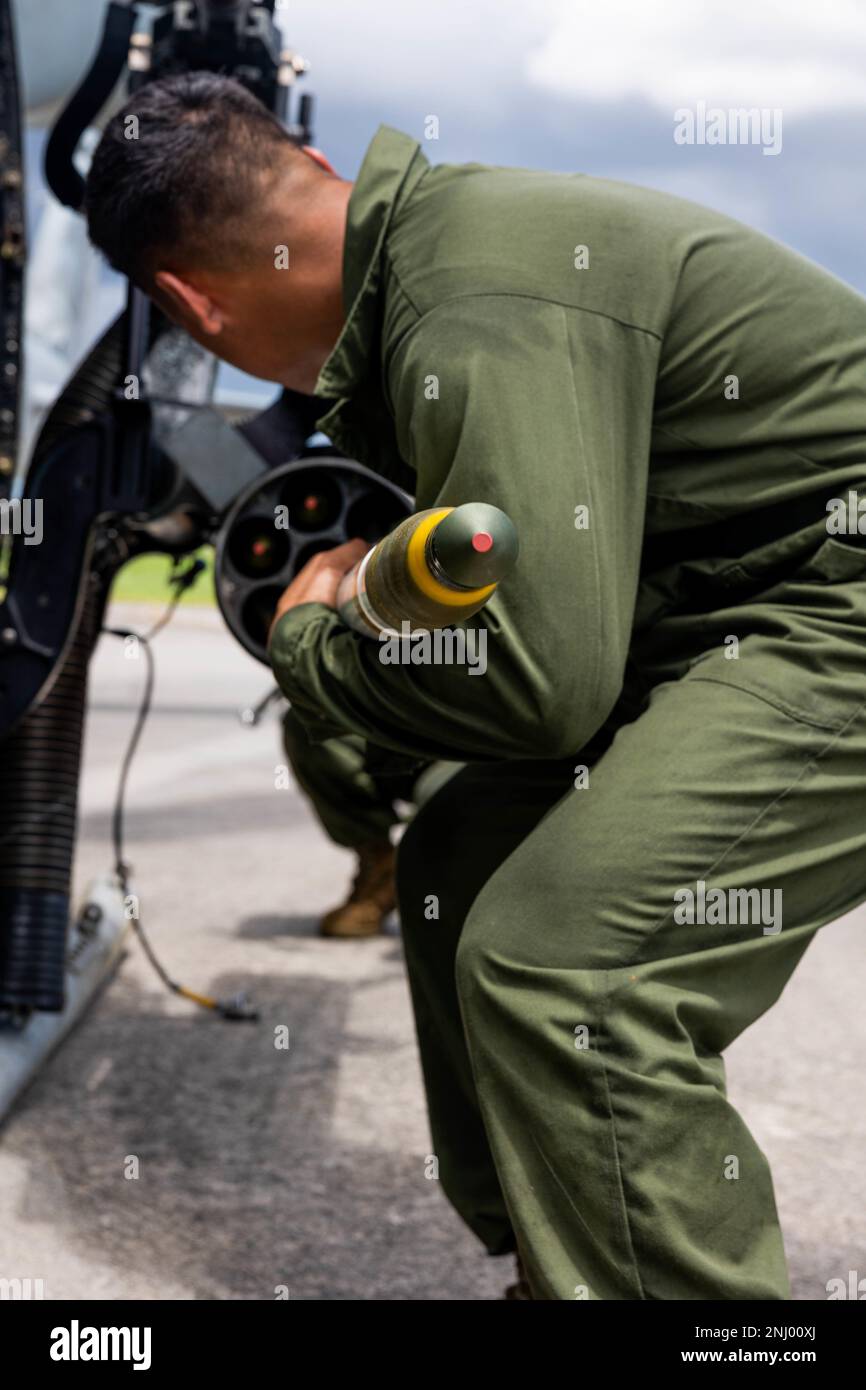 A ÉTATS-UNIS Un technicien en ordnance du corps maritime, au sein du Marine Light Attack Helicopter Squadron (HMLA) 469, charge des roquettes sur un hélicoptère UH-1Y Venom à la base aérienne de Kadena, Okinawa (Japon), le 3 août 2022. La MLA-469 a mené un exercice de coordination et de reconnaissance des grèves afin d'accroître la compétence et la létalité dans l'ensemble de l'escadron. Banque D'Images