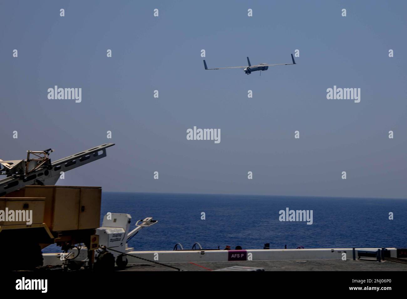 220803-A-EQ028-2047 RED SEA (3 août 2022) Un Boeing ScanEagle X200 lance un véhicule ariel sans pilote à partir de la base maritime expéditionnaire USS Lewis B. Puller (ESB 3) dans la Mer Rouge, août 3. Lewis B. Puller est déployé dans la zone d'opérations de la flotte américaine 5th pour aider à assurer la sécurité et la stabilité maritimes dans la région du Moyen-Orient. Banque D'Images