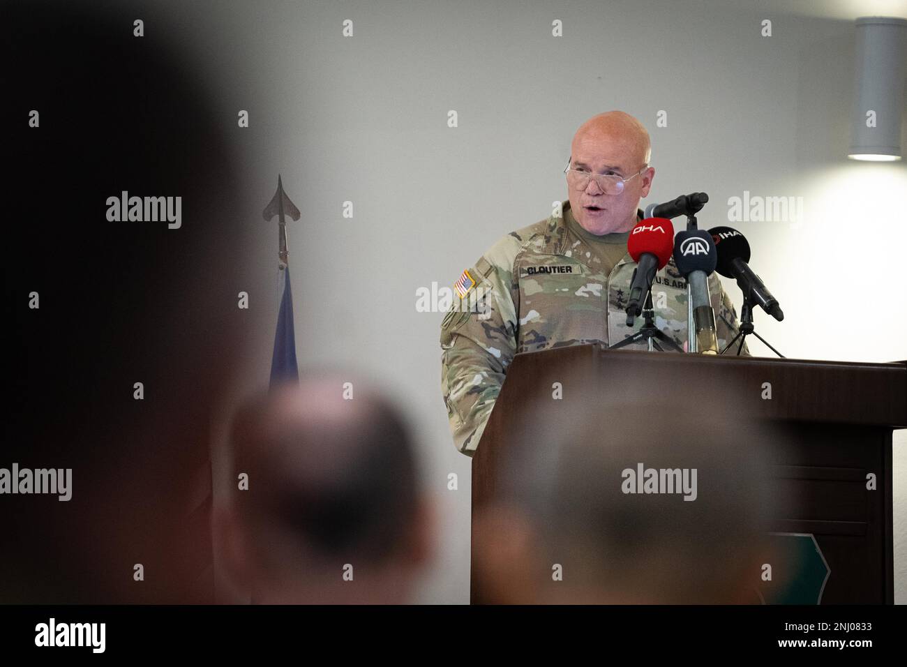 IZMIR, Turquie – États-Unis Le lieutenant général de l'armée Roger L. Cloutier Jr. S'adresse aux dirigeants civils d'Izmir, aux hauts responsables militaires de l'Organisation du Traité de l'Atlantique Nord (OTAN), Et les hommes et les femmes du Commandement terrestre allié de l’OTAN (LANDCOM) pour la dernière fois lors de la cérémonie du changement de commandement jeudi, 4 août 2022 au quartier général du LANDCOM à Izmir, Turquie. (Photo de l'OTAN prise par les États-Unis Armée Maj. Brian Andries, Affaires publiques LANDCOM.) Banque D'Images