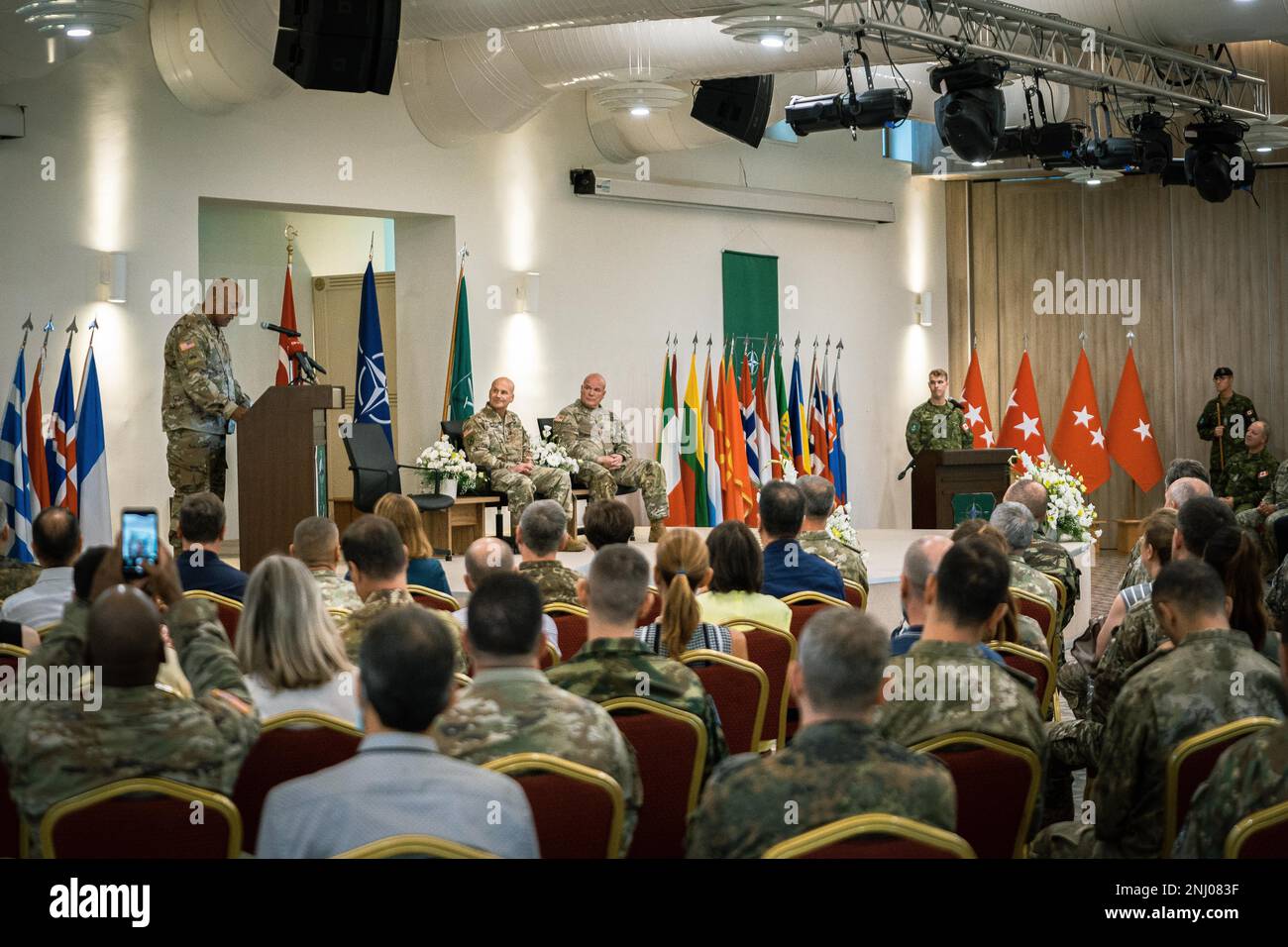 IZMIR, Turquie – États-Unis Le général d'armée Darryl A. Williams s'adresse aux dirigeants civils d'Izmir, aux hauts responsables militaires de l'Organisation du Traité de l'Atlantique Nord (OTAN), Et les hommes et les femmes du Commandement terrestre allié de l’OTAN (LANDCOM) pour la première fois en tant que commandant du LANDCOM lors de la cérémonie du changement de commandement jeudi, 4 août 2022 au quartier général du LANDCOM à Izmir, Turquie. (Photo de l'OTAN prise par les États-Unis Armée Maj. Brian Andries, Affaires publiques LANDCOM.) Banque D'Images