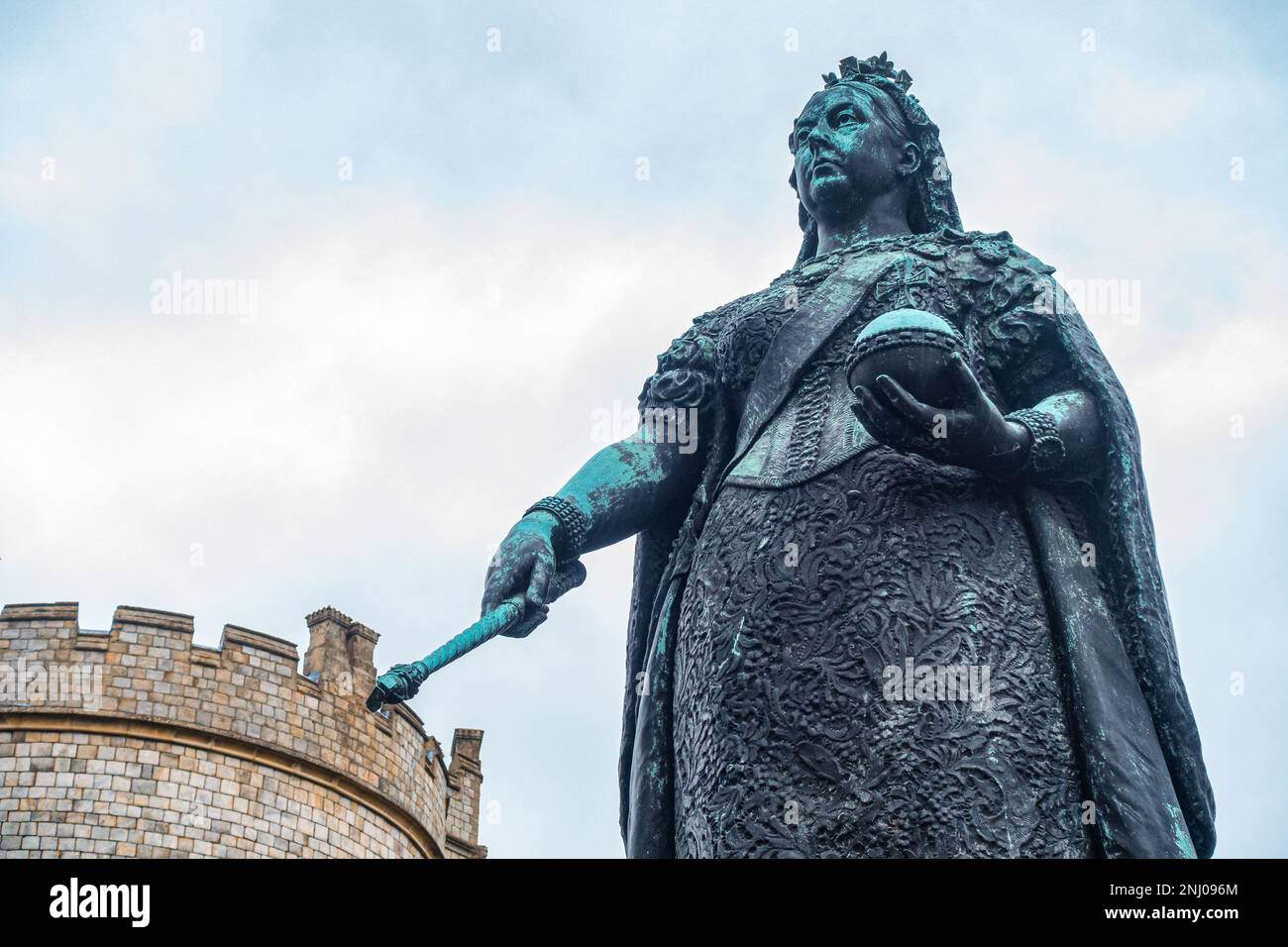 Une statue de bronze de la reine Victoria qui se dresse à l'extérieur du château de Windsor Banque D'Images