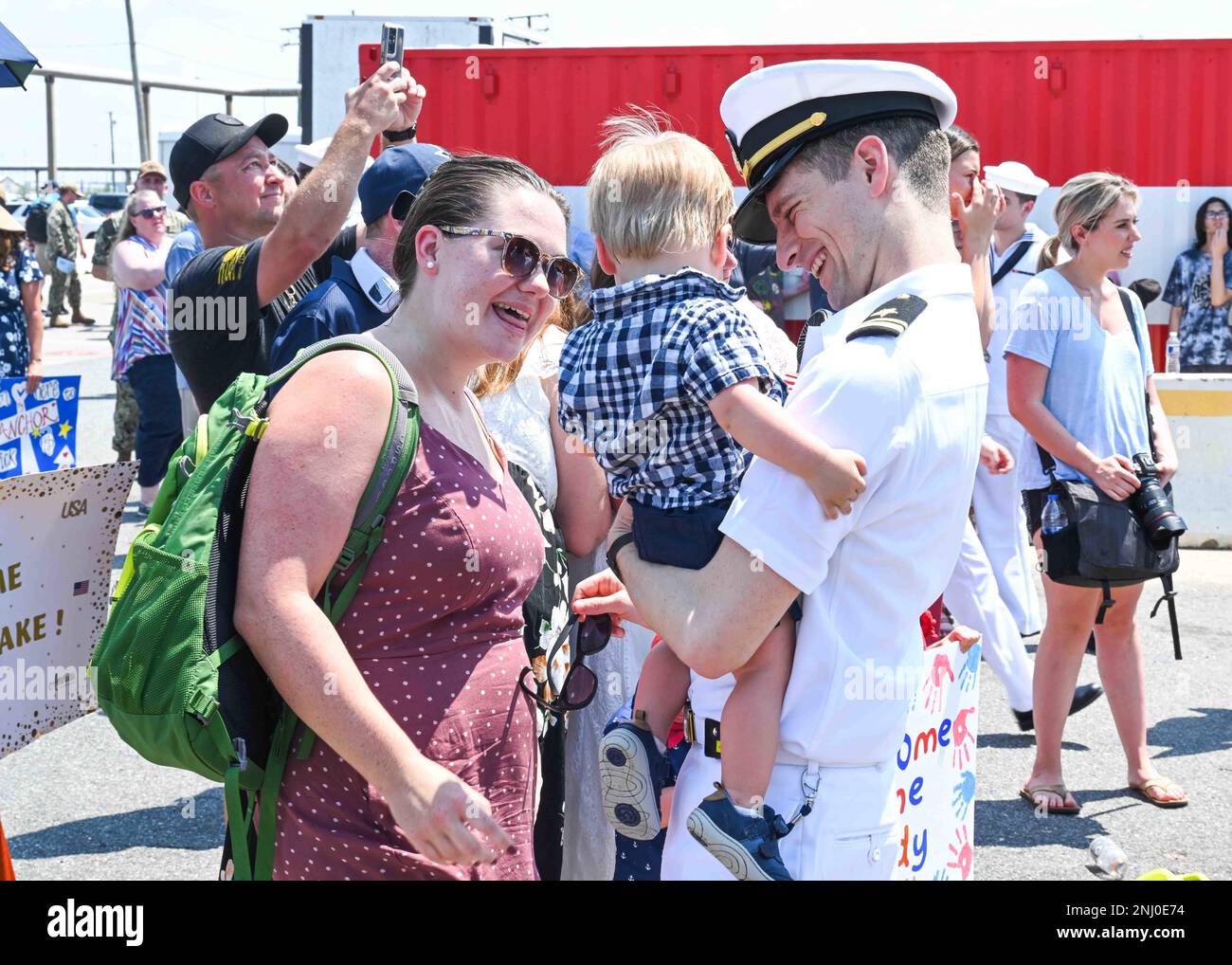 Les marins affectés au sous-marin d'attaque rapide de classe Virginia USS John Warner (SSN 785) accueillent des membres de leur famille lors du retour du bateau à la base navale de Norfolk, le 4 août 2022. John Warner revient à la suite d'un déploiement qui a soutenu les intérêts de sécurité nationale et les opérations de sécurité maritime en mer. Banque D'Images