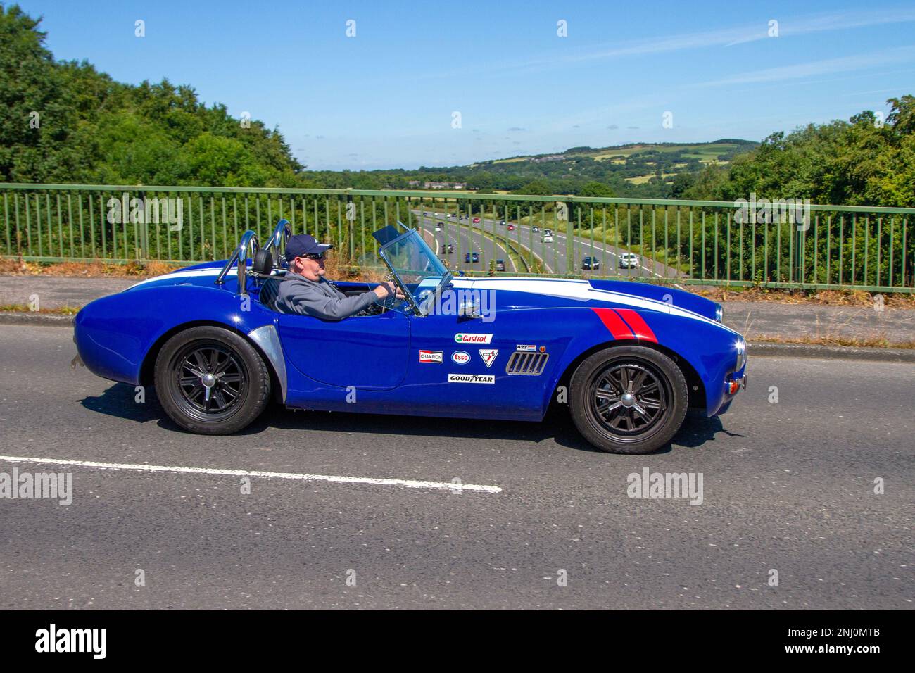 2004 Bleu blanc JARDINIER DOUGLAS 5967cc 5,7L V8 voiture sport de performance Banque D'Images