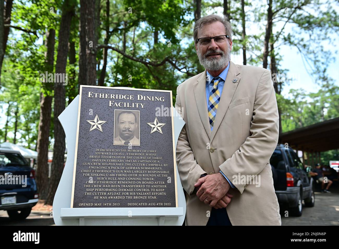 William Thiesen, historien du district 5, pose avec la nouvelle plaque de galley en l'honneur de Lpuis C. Etheridge sur la base Elizabeth City, Caroline du Nord, le 4 août 2022. La cérémonie de changement de nom a servi d'événement d'ouverture pour les nombreuses festivités prévues pour célébrer la Journée de la Garde côtière. Banque D'Images