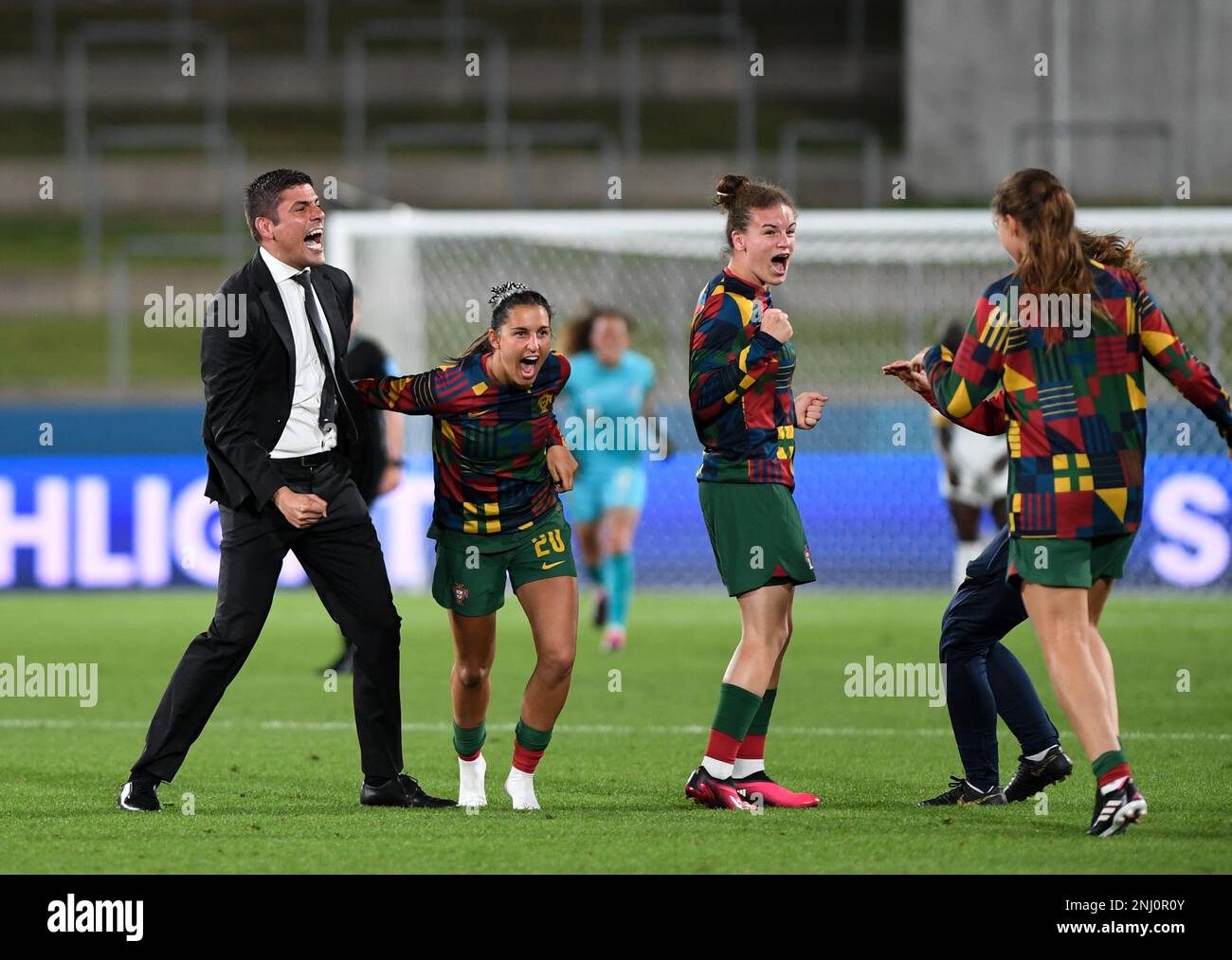 Hamilton, Nouvelle-Zélande. 22nd févr. 2023. Francisco Neto (1st L), entraîneur en chef du Portugal célèbre avec les joueurs après avoir remporté un groupe Un match de tournoi de jeu entre le Portugal et le Cameroun pour la coupe du monde des femmes FIFA Australie et Nouvelle-Zélande 2023 au stade Waikato à Hamilton, Nouvelle-Zélande, le 22 février 2023. Credit: Guo Lei/Xinhua/Alay Live News Banque D'Images