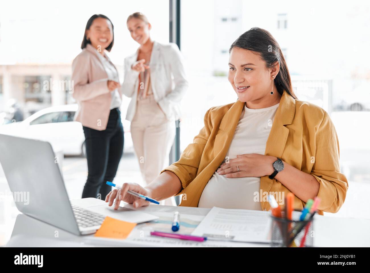 Potins, honte de grossesse ou gens d'affaires pointant sur une femme enceinte au bureau travaillant sur un ordinateur portable. Collègues victimes d'intimidation en milieu de travail, victime d'un employé Banque D'Images