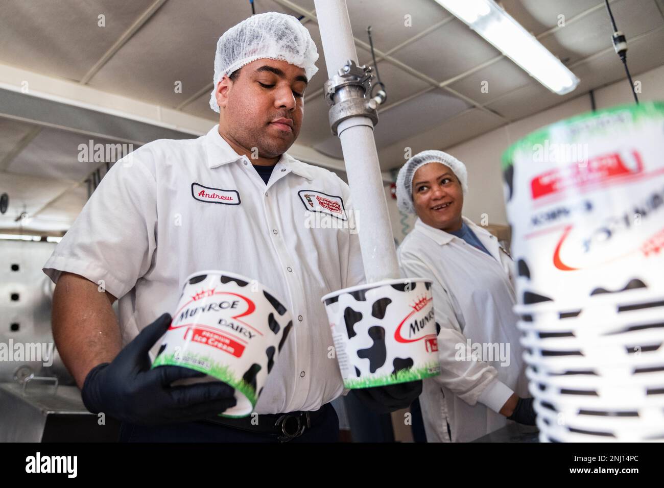 UNITED STATES - OCTOBER 27: Workers fill ice cream containers produced for Munroe Dairy at Warwick Ice Cream plant in Warwick, R.I., on Thursday, October 27, 2022. Allan Fung, Republican candidate for Rhode Island's Second Congressional District, was touring the facility. Fung is competing with Democratic candidate Seth Magaziner for the seat. (Tom Williams/CQ Roll Call via AP Images) Banque D'Images
