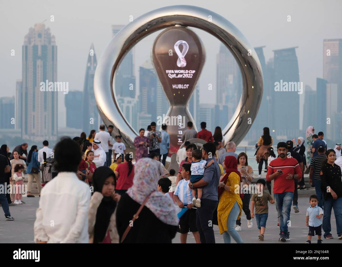 A countdown clock of FIFA World Cup is seen at Corniche area in Doha, Qatar on October 30, 2022. 2022 FIFA World Cup will be held from November 21st to December 18th in Qatar.( The Yomiuri Shimbun via AP Images ) Banque D'Images