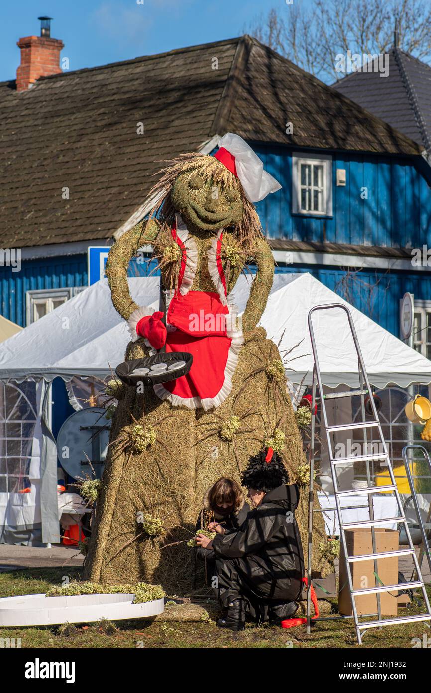 Marionnette traditionnelle faite de paille préparant des crêpes en Lituanie pendant Uzgavenes, un festival folklorique lituanien pendant le Carnaval Banque D'Images