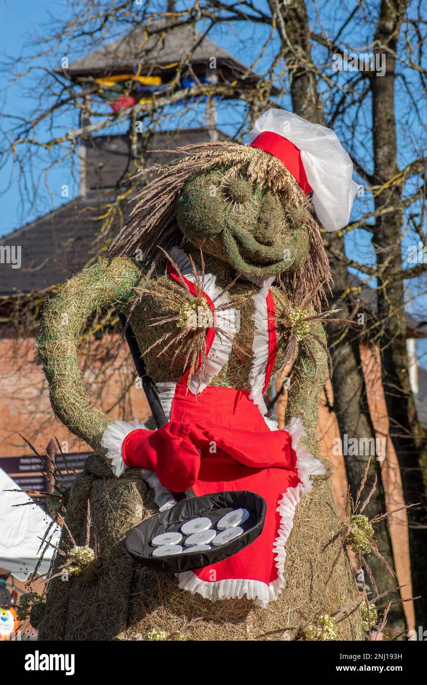 Marionnette traditionnelle faite de paille préparant des crêpes en Lituanie pendant Uzgavenes, un festival folklorique lituanien pendant le Carnaval Banque D'Images