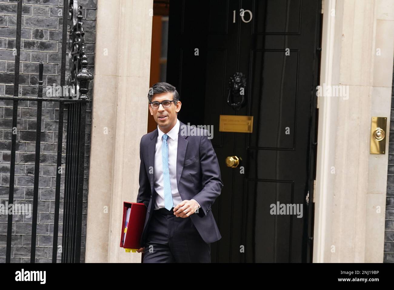 Le Premier ministre Rishi Sunak quitte le 10 Downing Street, Londres, pour assister aux questions du Premier ministre au Parlement. Date de la photo: Mercredi 22 février 2023. Banque D'Images