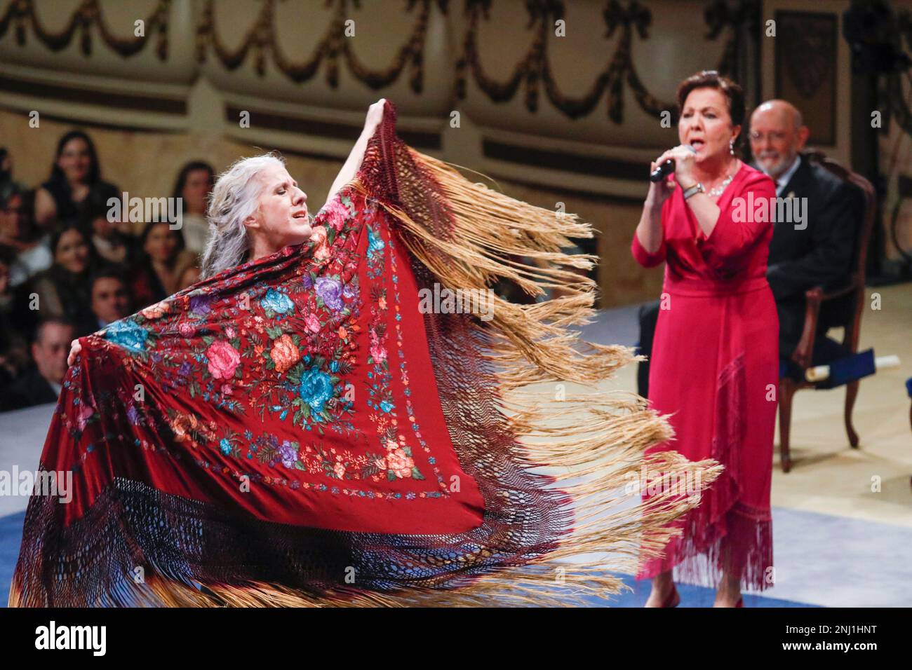 Singer-songwriter Carmen Linates (right) and choreographer María Pagés (left) at the 42nd Princess of Asturias Awards Ceremony 2022, at the Campoamor Theater, on October 28, 2022, in Oviedo, Asturias (Spain). The Princess of Asturias Awards Ceremony is the main activity carried out by the Princess of Asturias Foundation, a private non-profit institution whose objectives are to contribute to the exaltation and promotion of all scientific, cultural and humanistic values that are universal heritage and to consolidate the links between the Principality of Asturias and the title traditionally held Banque D'Images