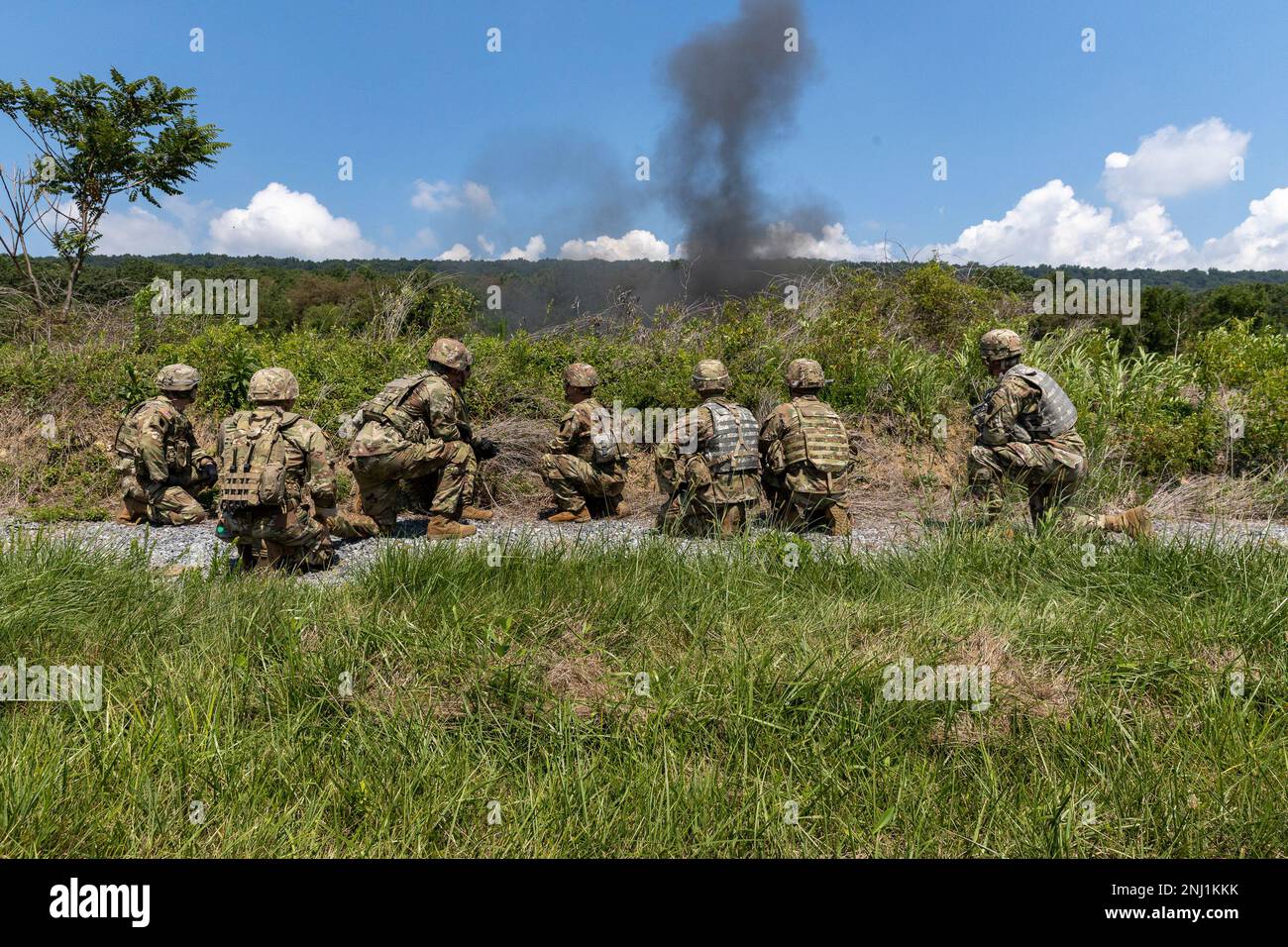 ÉTATS-UNIS Les soldats du 1st Bataillon, 110th Infantry Regiment, 2nd Infantry Brigade combat Team, 28th Infantry Division, déclenchent une mine Claymore à distance de sécurité lors de l'entraînement à fort Indiantown Gap, Pennsylvanie, le 4 août 2022. Les soldats ont été éduqués et rafraîchis sur le déploiement et la mise en place appropriés des claymores Banque D'Images