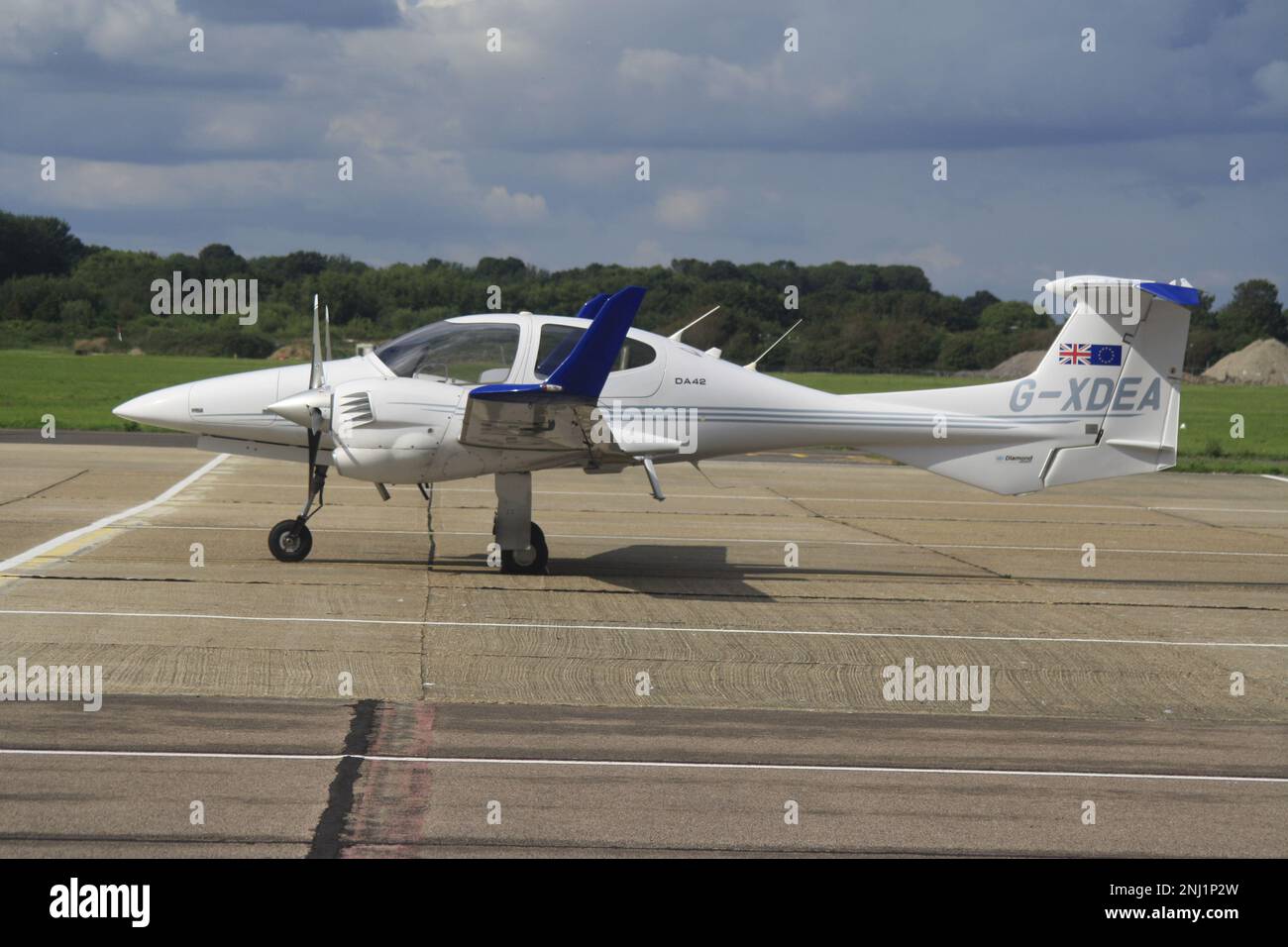 Un Diamond DA-42 Twin Star sur la bretelle de l'aéroport de Brighton City Banque D'Images