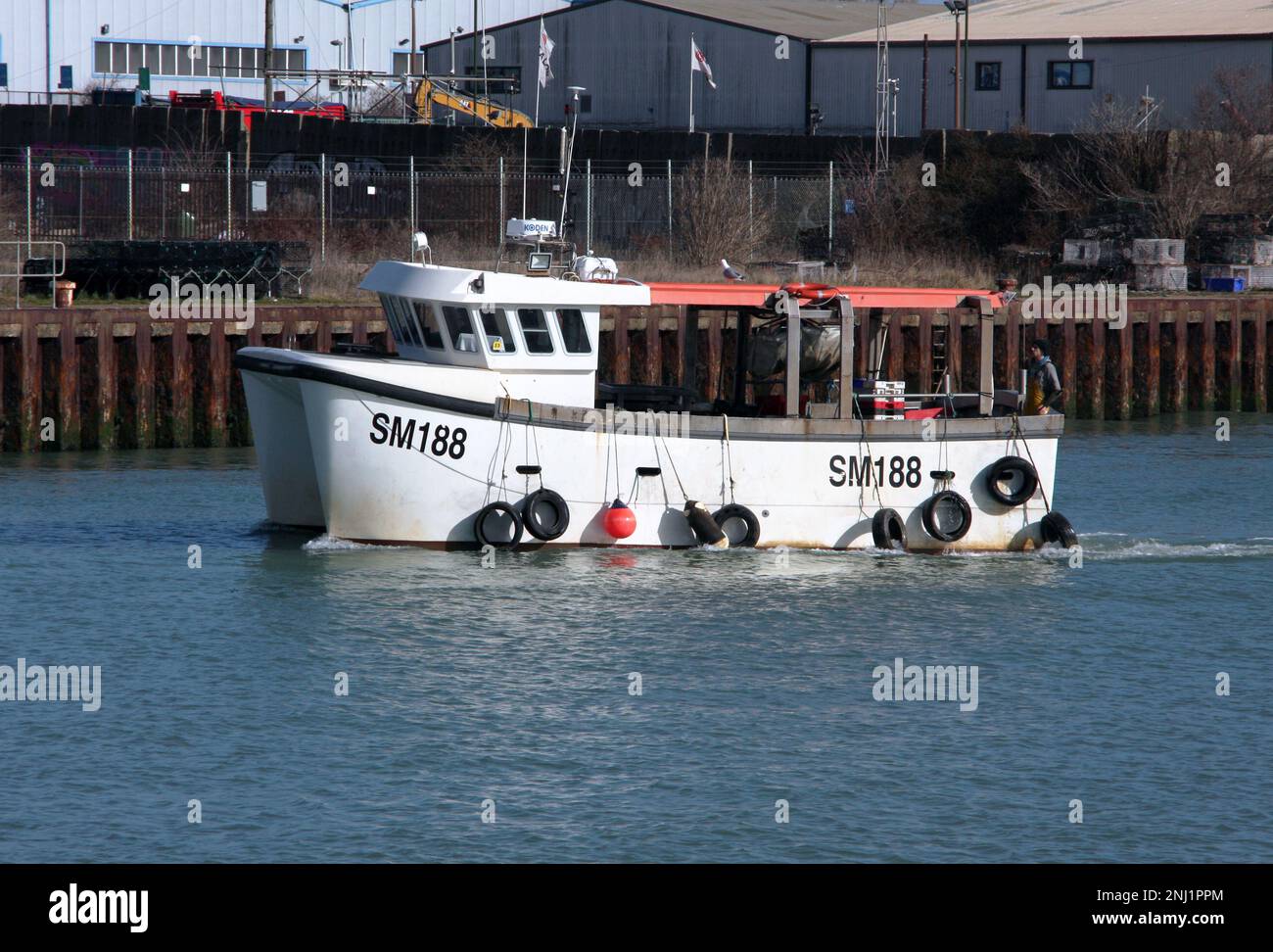 Un bateau de homard qui revient avec une prise à Shoreham Sussex en Angleterre Banque D'Images