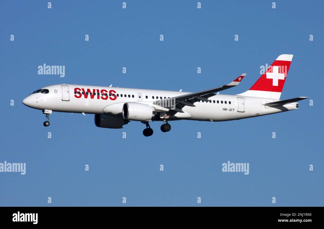 Un Airbus A220-300 de Swiss approchant de l'aéroport de Londres Gatwick Banque D'Images