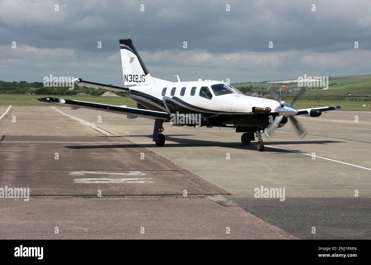 Une Socata TBM-700 sur la bretelle de l'aéroport de Brighton City à Sussex, Angleterre Banque D'Images