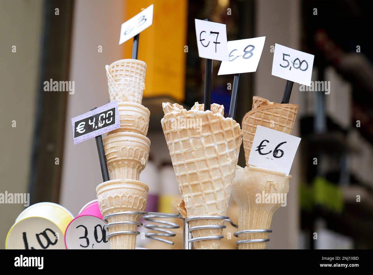 Plusieurs cônes de glace vides de différentes tailles et prix Banque D'Images