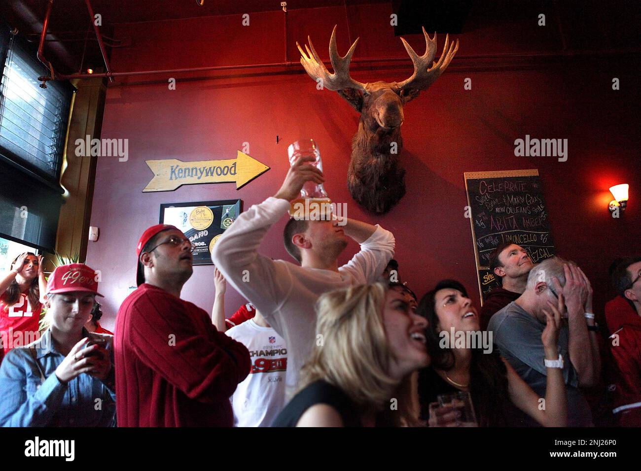 Fans Monique Porsandeh (fmiddle) from Berkeley Neelofer Karimyar (middle, right) and Jose Blackorby (right, hand on head) react to the second quarter at Giordano Bros. on 16th St. in San Francisco, Calif., on Sunday, February 3, 2013. (Liz Hafalia/San Francisco Chronicle via AP) Banque D'Images