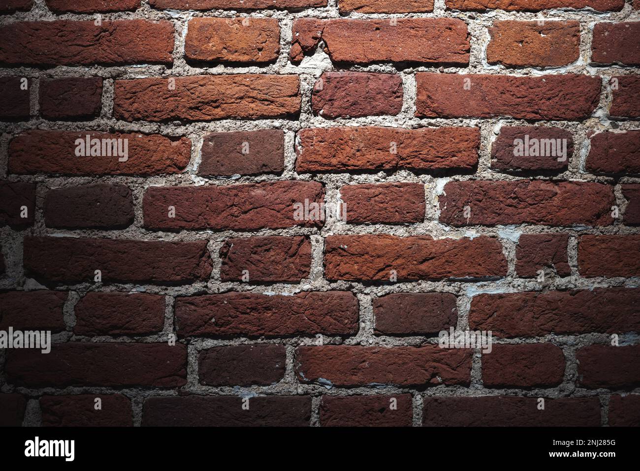 Dark grunge mur de brique rouge avec Spotlight, texture de fond photo Banque D'Images