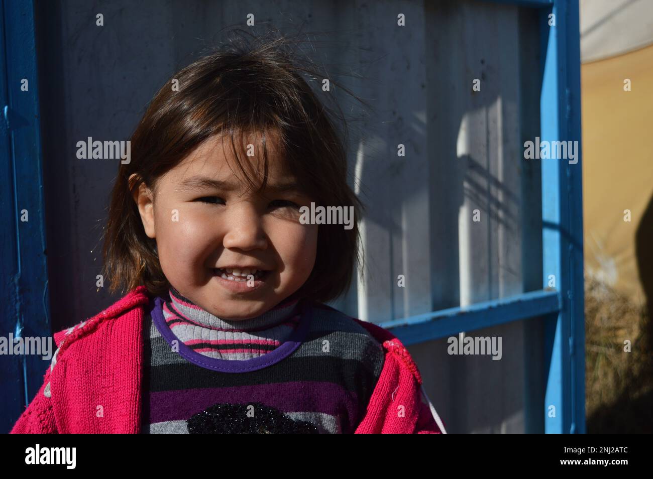 HATAY, SAMANDAG - TURQUIE - 2 JANVIER 2016 : un gamin ouzbek dans le village ouzbek de Hatay Banque D'Images