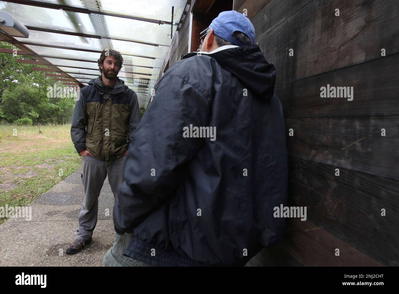 Matt Stoecker (left) of Beyond Searsville Dam talking with administrative director of Jasper Ridge biological preserve Philippe S. Cohen, Ph.D., (right) at the preserve in Portola Valley, Calif., on Monday, May 25, 2010. (Liz Hafalia/San Francisco Chronicle via AP) Banque D'Images