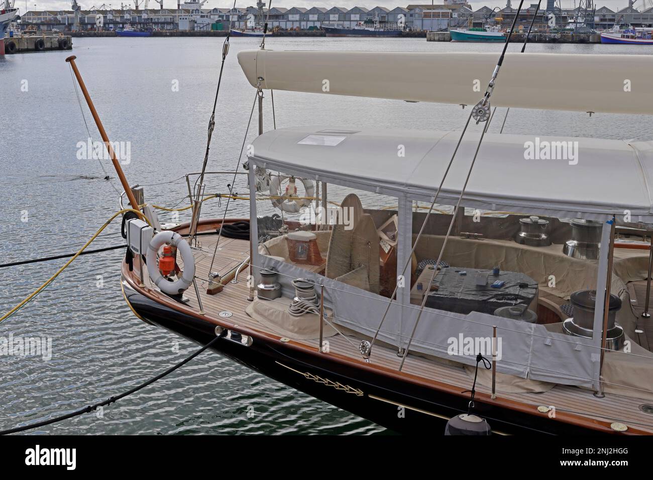 Yacht amarré au front de mer V&A, port du Cap, Afrique du Sud. Banque D'Images