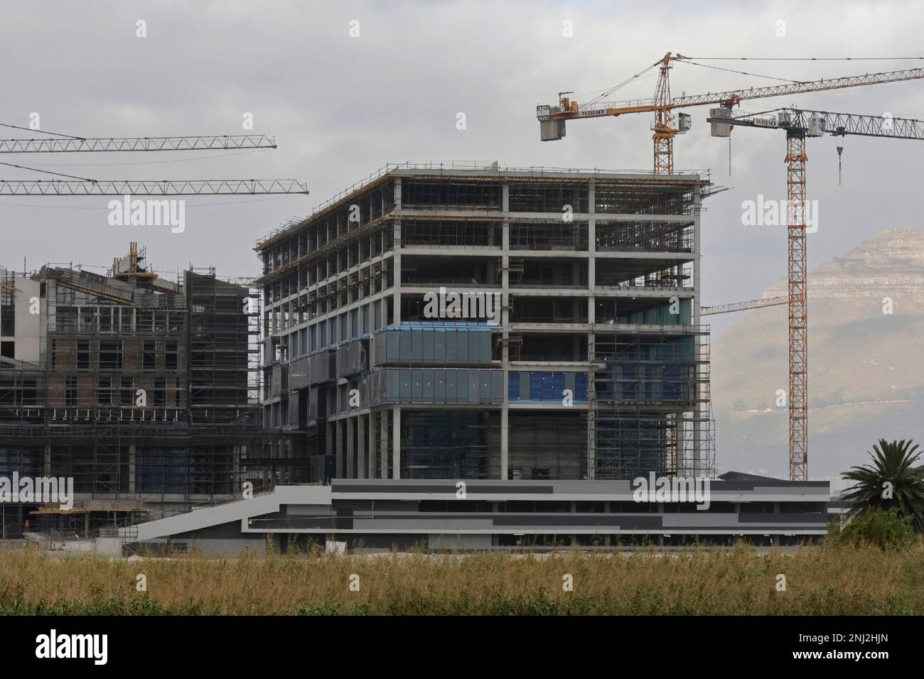 La construction du siège d'Amazon sur le site du River Club à Cape Town, en Afrique du Sud. Banque D'Images