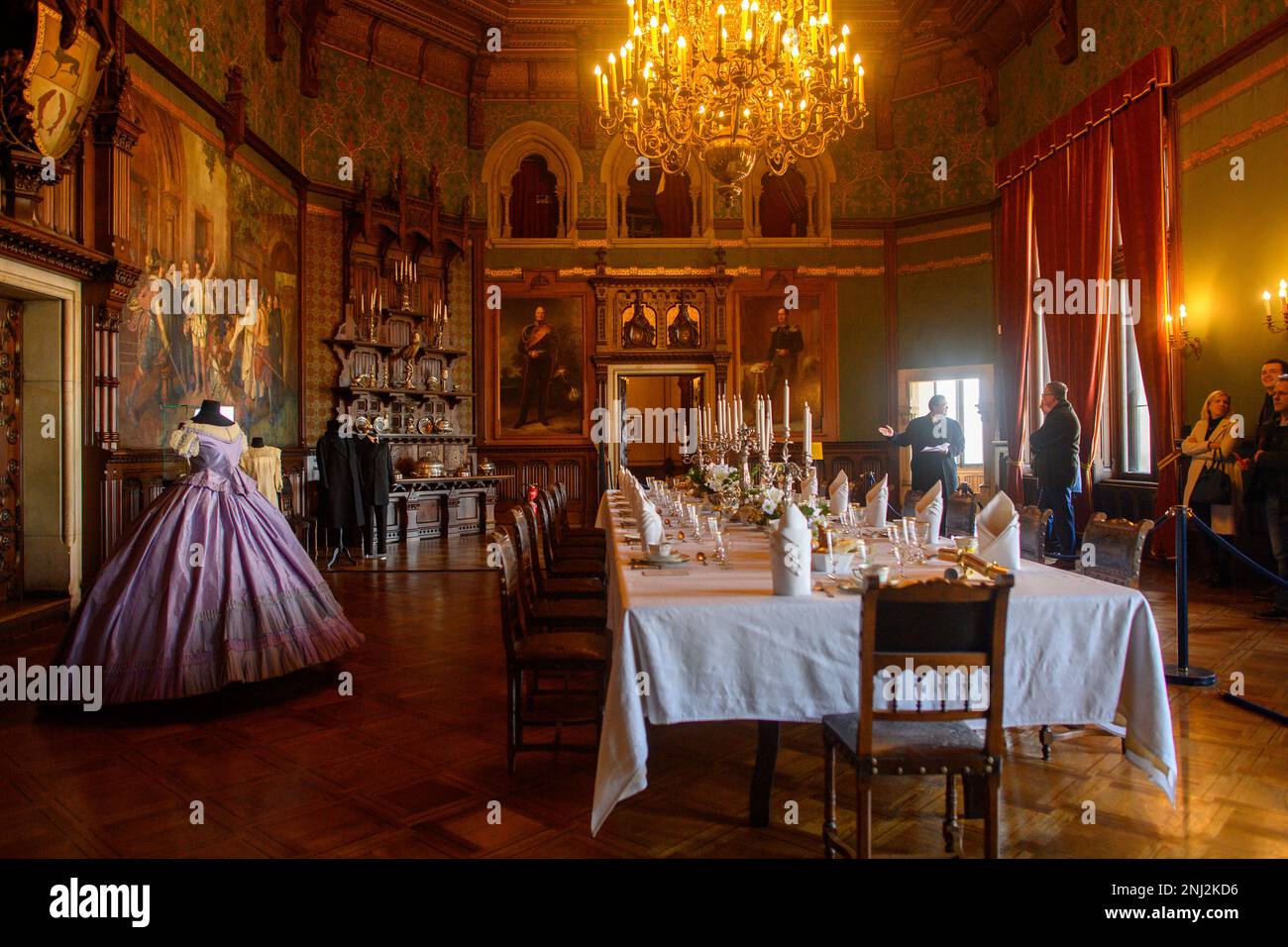 Wernigerode, Allemagne. 22nd févr. 2023. Une robe de bal (environ 1860)  peut être vue dans la salle de bal du château de Wernigerode à côté de la  table du dîner. La robe
