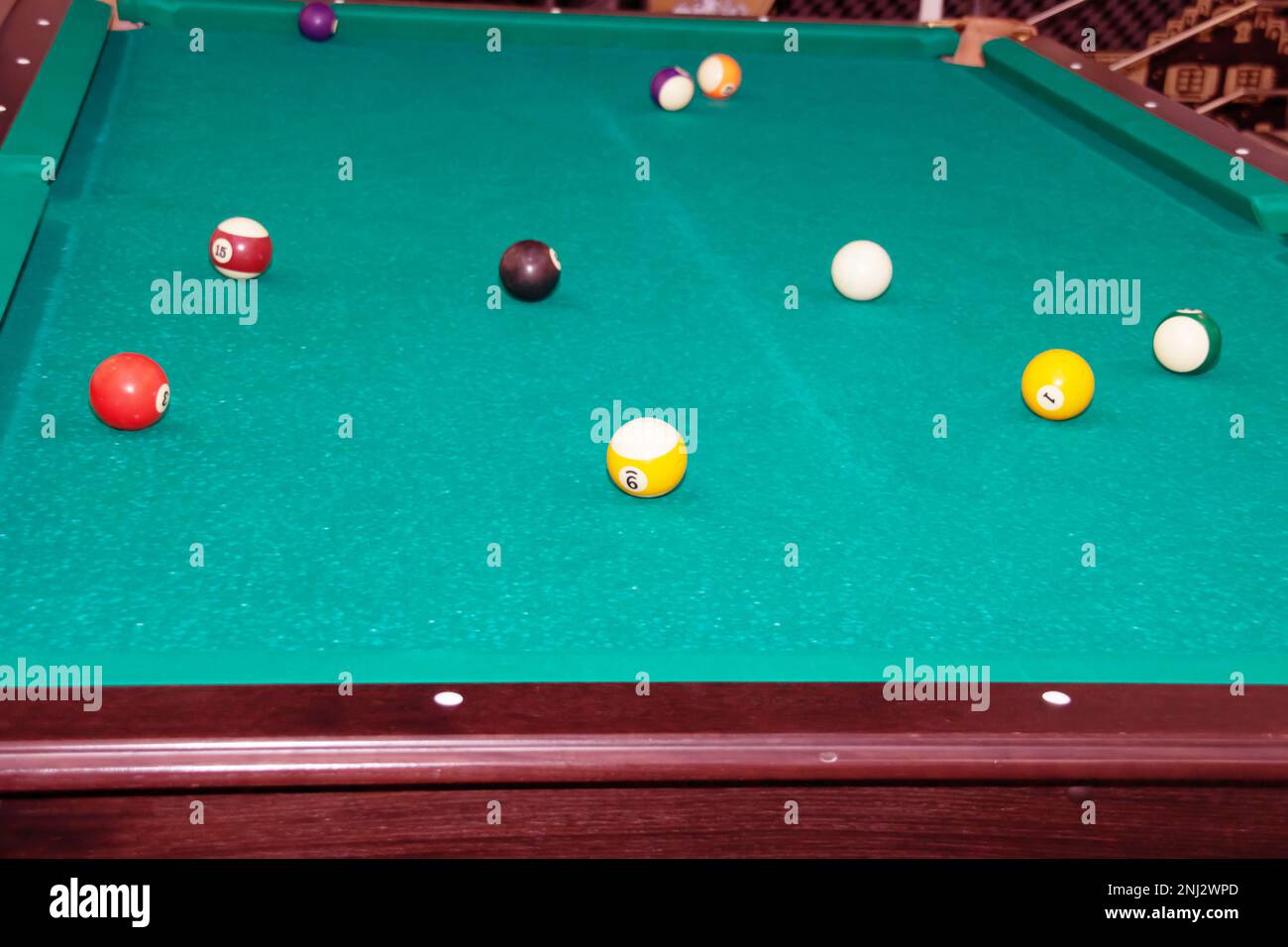 Boules de billard sur une table verte de près Banque D'Images