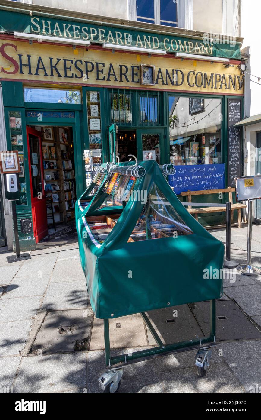 La Shakespeare and Company est une librairie indépendante historique dans le centre de Paris avec un riche héritage littéraire. Banque D'Images