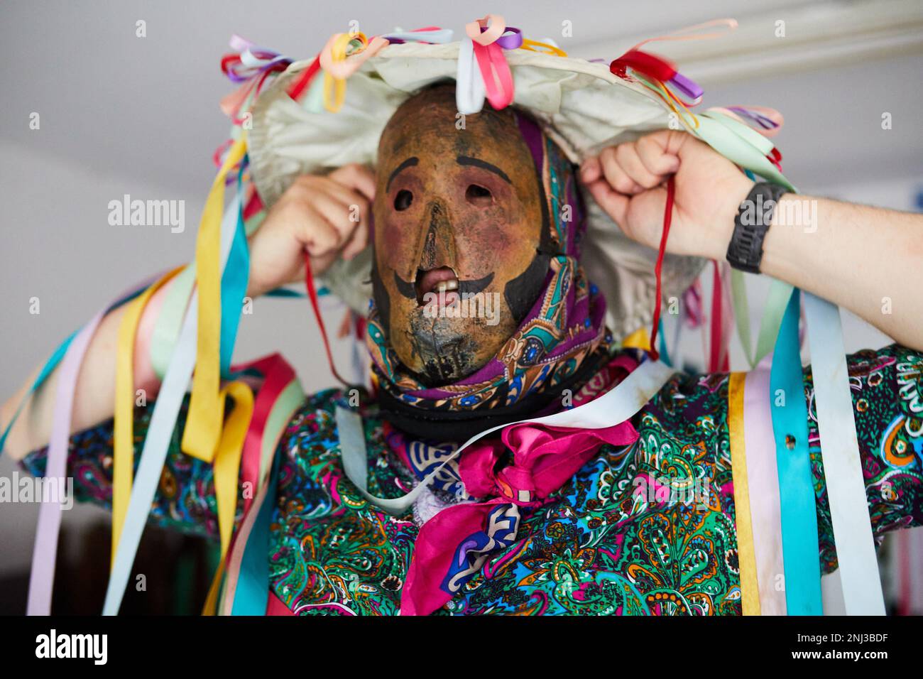 Udanua. Navarre. Espagne. 21th février 2023. Traditions. Carnavals. Les Mamuxarros (ou Mamuxarroak en basque) et le Muctus (ou Mutuak), avec leurs visages couverts de masques métalliques appelés Katolas, chassent les résidents et les étrangers à travers la ville qu'ils ont frappé sur les chevilles avec leurs longs bâtons de noisettes pendant le carnaval rural d'Unanua à Navarre. Crédito: Iñigo Alzugaray / Alamy Live News Banque D'Images