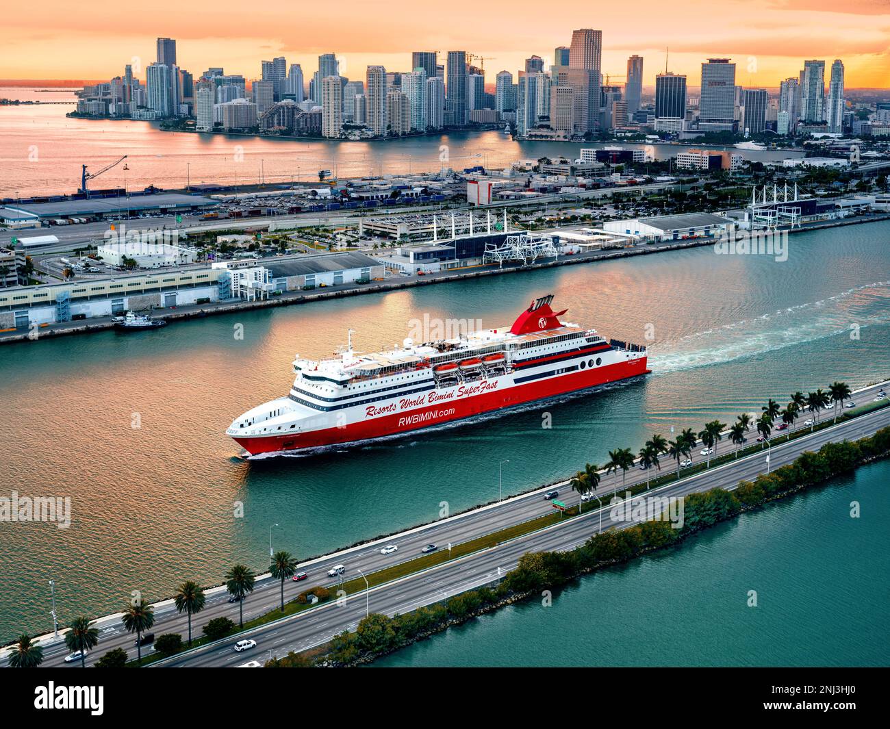 Bimini Island Cruiship et Port Miami avec Miami Downtown en arrière-plan, coucher de soleil vue aérienne, Miami, Floride du Sud, Dade, Floride, États-Unis Banque D'Images