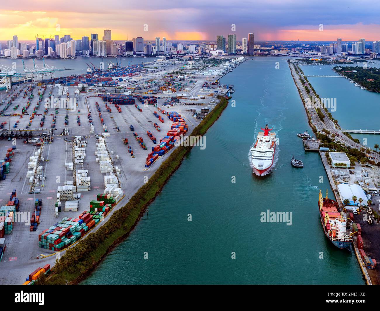 Bimini Island Cruiship et Port Miami avec Miami Downtown en arrière-plan, coucher de soleil vue aérienne, Miami, Floride du Sud, Dade, Floride, États-Unis Banque D'Images