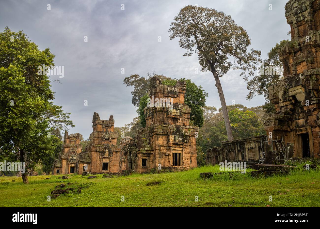 Certaines des tours du Prasat Suor Prat datant du 12th siècle, en face de la terrasse Eléphant dans Angkor Thom, au Cambodge. Banque D'Images