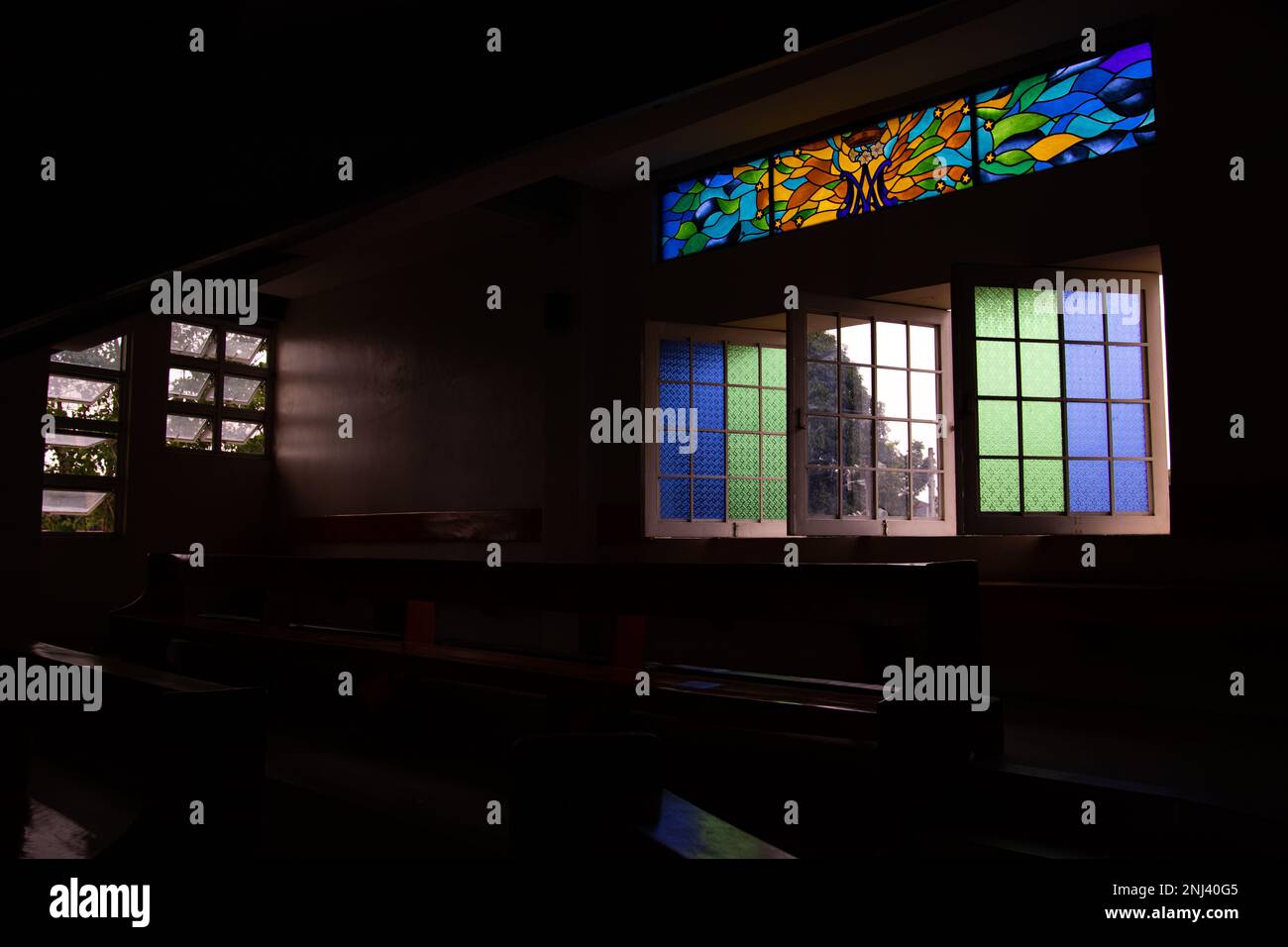 Vitraux de l'église et fenêtres colorées Banque D'Images