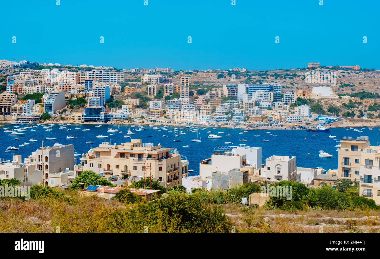 Une vue sur la baie de St Pauls, à Malte, également connue sous le nom de San Pawl il-Bahar en maltais, le jour d'été Banque D'Images