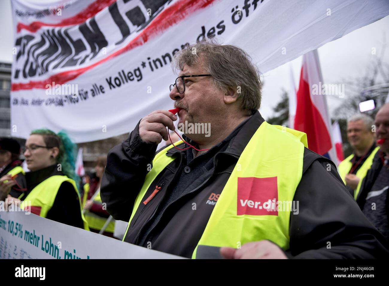 Potsdam, Allemagne. 22nd févr. 2023. Un participant lance un coup de sifflet lors d'une action de protestation du syndicat de service Verdi devant l'Hôtel du Congrès avant le début d'une nouvelle ronde de négociation collective dans le secteur public. Credit: Carsten Koall/dpa/Alay Live News Banque D'Images