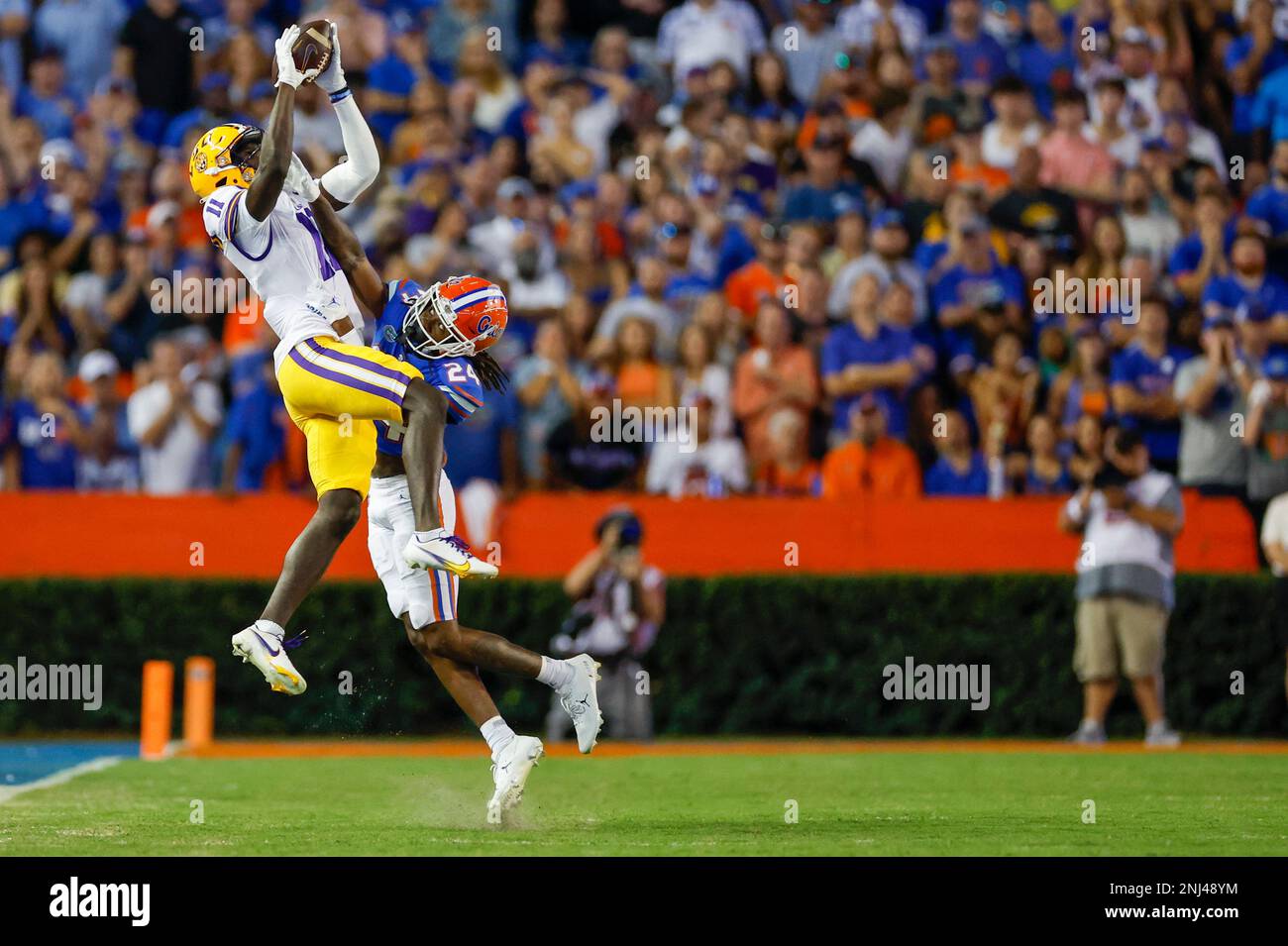 GAINESVILLE, FL - OCTOBER 15: LSU Tigers wide receiver Brian Thomas Jr. (11) catches a pass while defended by Florida Gators cornerback Avery Helm (24) during the game between the LSU Tigers and the Florida Gators on October 15, 2022 at Ben Hill Griffin Stadium at Florida Field in Gainesville, Fl. (Photo by David Rosenblum/Icon Sportswire) (Icon Sportswire via AP Images) Banque D'Images