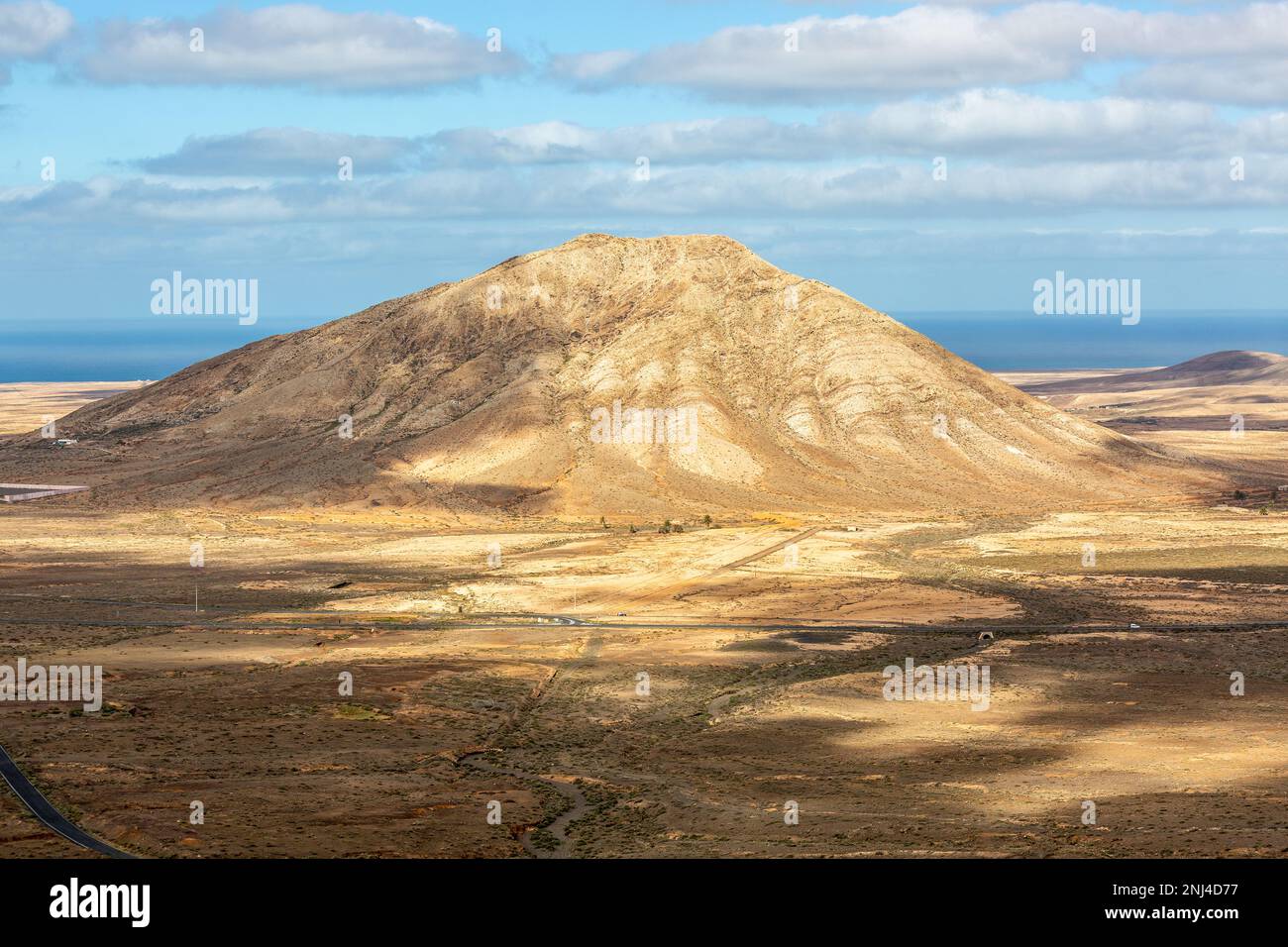 La montagne de Tindaya sous un ciel changeant de Fuerteventura. Banque D'Images