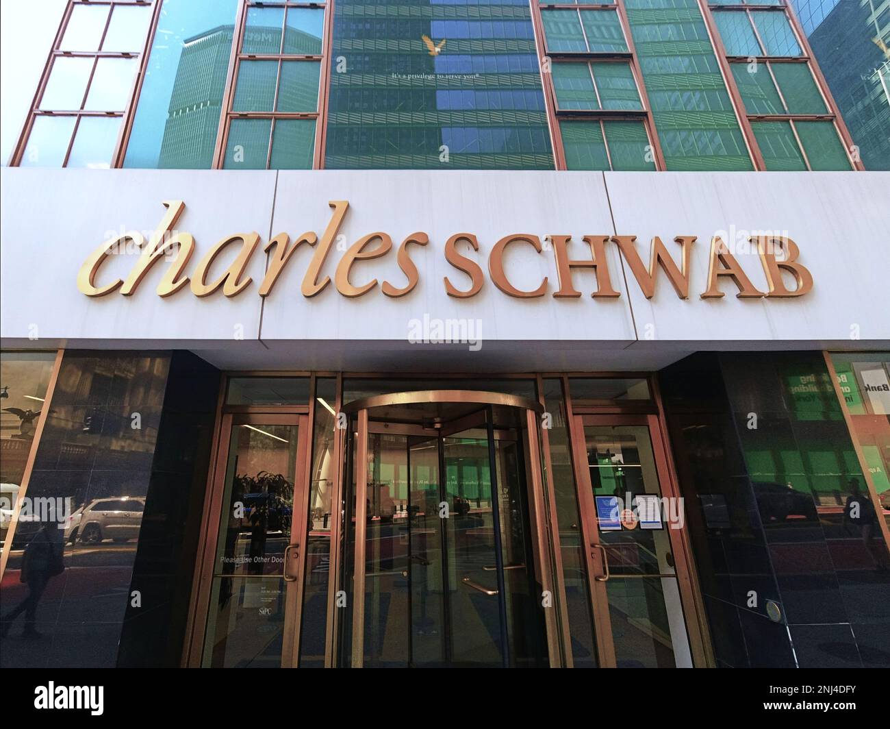 New York, NY - 26 août 2021 : entrée du bureau de Charles SCHWAB à New York près de la gare centrale de Manhattan Banque D'Images