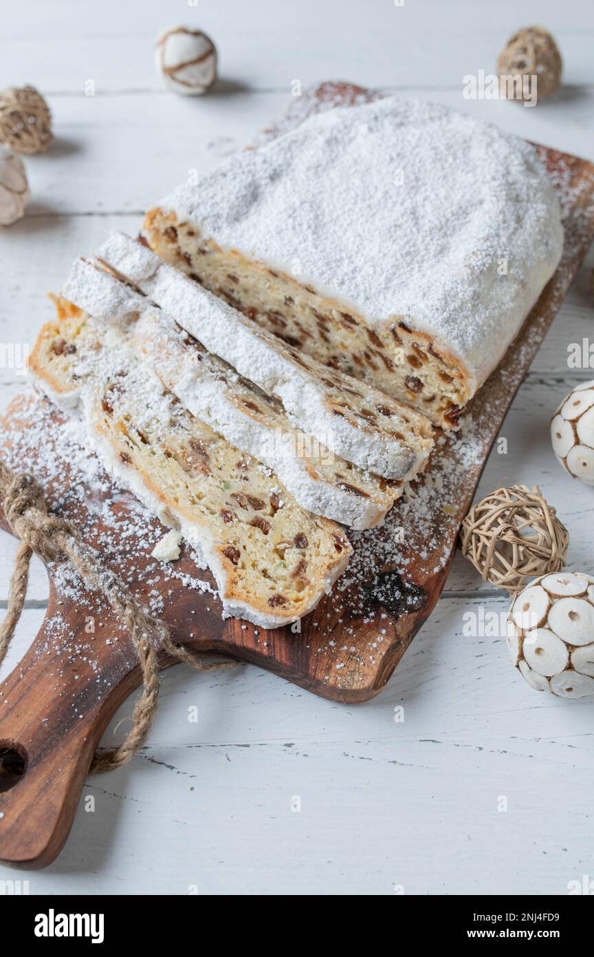Noël allemand entier Stollen ou Christstollen sur fond blanc avec décoration Banque D'Images
