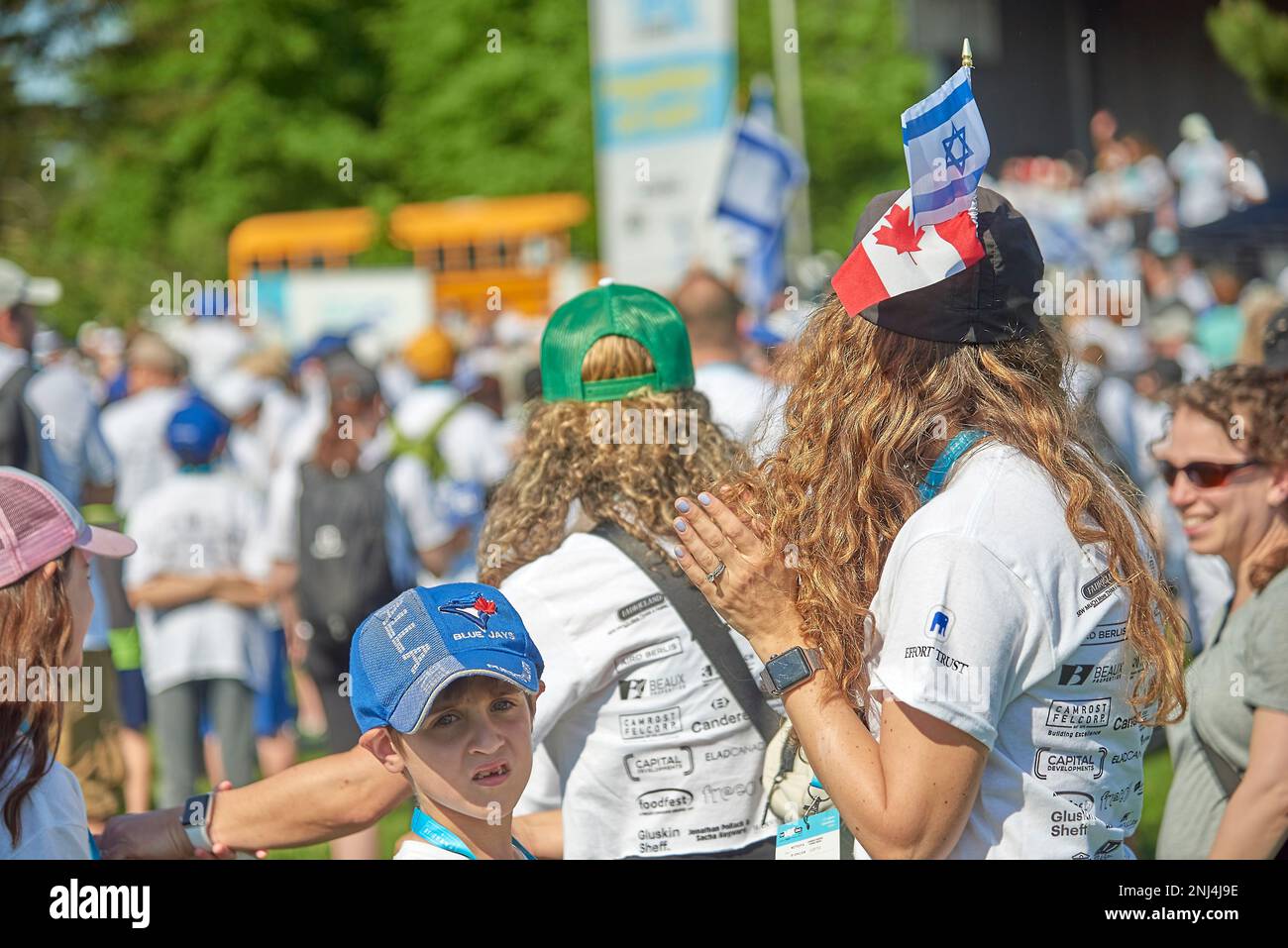 Toronto, Ontario Canada- 29 mai 2022 : une dame portant les drapeaux israéliens et canadiens sur sa casquette de baseball pendant la marche de Toronto avec Israël. Banque D'Images