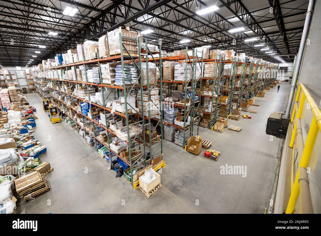 The interior of a Bomgaars warehouse at the company headquarters in Sioux City, Iowa, is shown April 6, 2021. The recent acquisition of some 73 stores from a Missouri-based company has made Bomgaars the nation’s second largest farm and ranch retailer, behind Tractor Supply Company, the Sioux City, Iowa-based company said Wednesday, Oct. 12, 2022. (Jesse Brothers/Sioux City Journal via AP) Banque D'Images