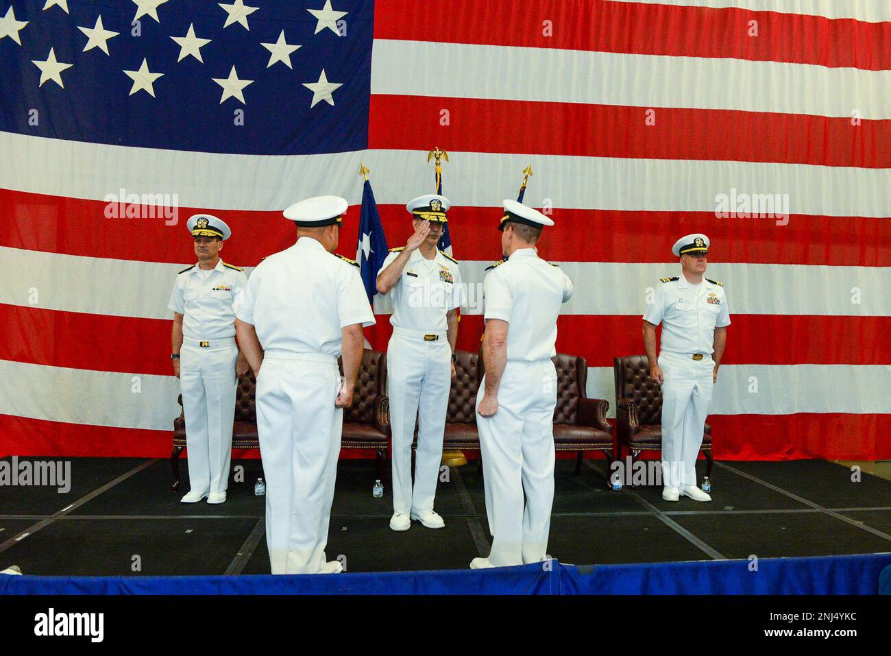 FORT WORTH, Texas (5 août 2022) - le capitaine Mark A. Hofmann rend un hommage main rendu à l'ADM arrière Michael Steffen, commandant, Commandement des forces de réserve de la Marine fort Worth tout en abandonnant le commandement de la préparation de la région de la Réserve de la Marine et du Commandement de la mobilisation fort Worth (REDCOM FW) Au cours d'une cérémonie de changement de commandement tenue à la salle de forage du Centre de la Réserve de la Marine à bord de la base de réserve interarmées de la Station aérienne navale fort Worth, le 5 août. Le capitaine Albert C. Seeman a soulagé Hofmann, qui a servi comme commandant du REDCOM FW d'août 2020 à août 2022. Banque D'Images