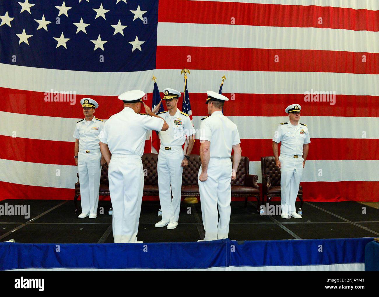 FORT WORTH (Texas), le 5 août 2022 - le capitaine Albert C. Seeman rend un hommage main rendu à l'ADM arrière Michael Steffen, commandant du Commandement des forces de réserve de la Marine fort Worth, tout en assumant le commandement de la préparation de la région de la Réserve de la Marine et du Commandement de la mobilisation fort Worth (REDCOM FW) Au cours d'une cérémonie de changement de commandement tenue à la salle de forage du Centre de la Réserve de la Marine à bord de la base de réserve interarmées de la Station aérienne navale fort Worth, le 5 août. Seeman soulageait le capitaine Mark A. Hofmann, qui a servi comme commandant du REDCOM FW d'août 2020 à août 2022. Banque D'Images