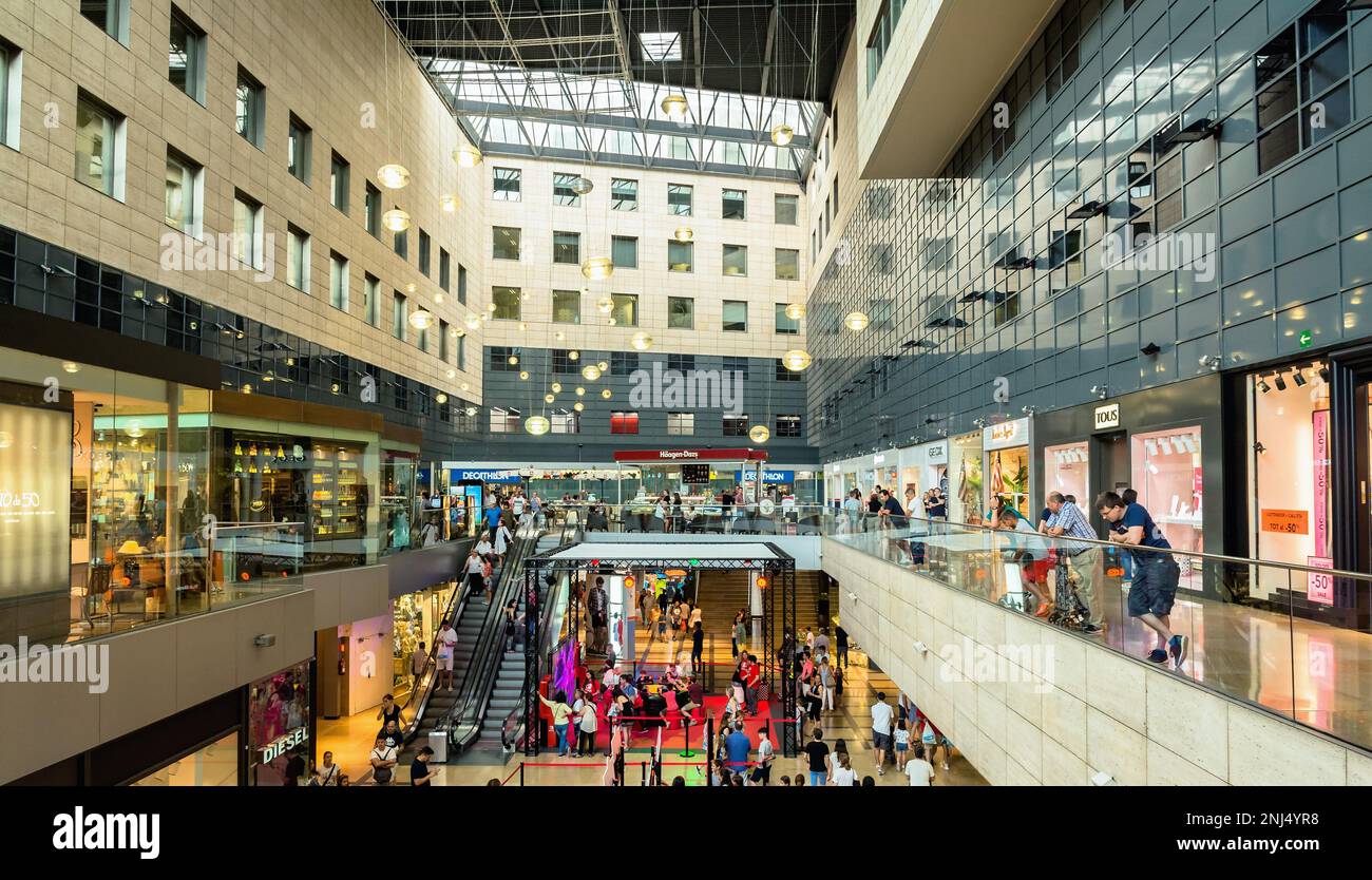 Barcelone, Espagne - 8 juillet 2017: Vue de jour du centre commercial de l'Illa dans le quartier des Corts, à Barcelone, Espagne. Banque D'Images