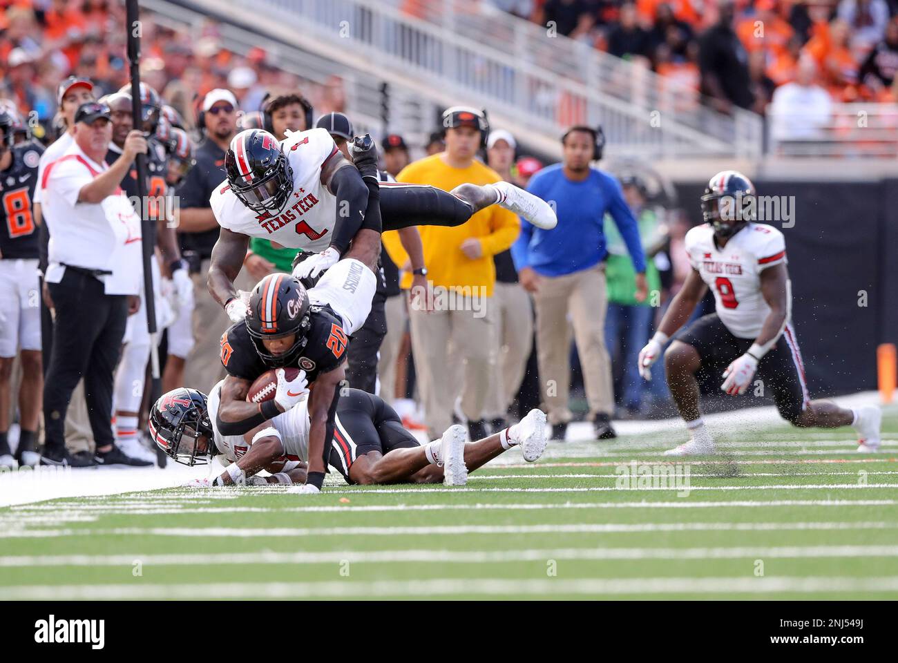 October 8, 2022: Oklahoma State running back Dominic Richardson (20) dives during a tackle by Texas Tech linebacker Krishon Merriweather (1) during a football game between the Texas Tech Red Raiders and the Oklahoma State Cowboys at Boone Pickens Stadium in Stillwater, OK. Gray Siegel/CSM (Credit Image: © Gray Siegel/CSM via ZUMA Press Wire) (Cal Sport Media via AP Images) Banque D'Images
