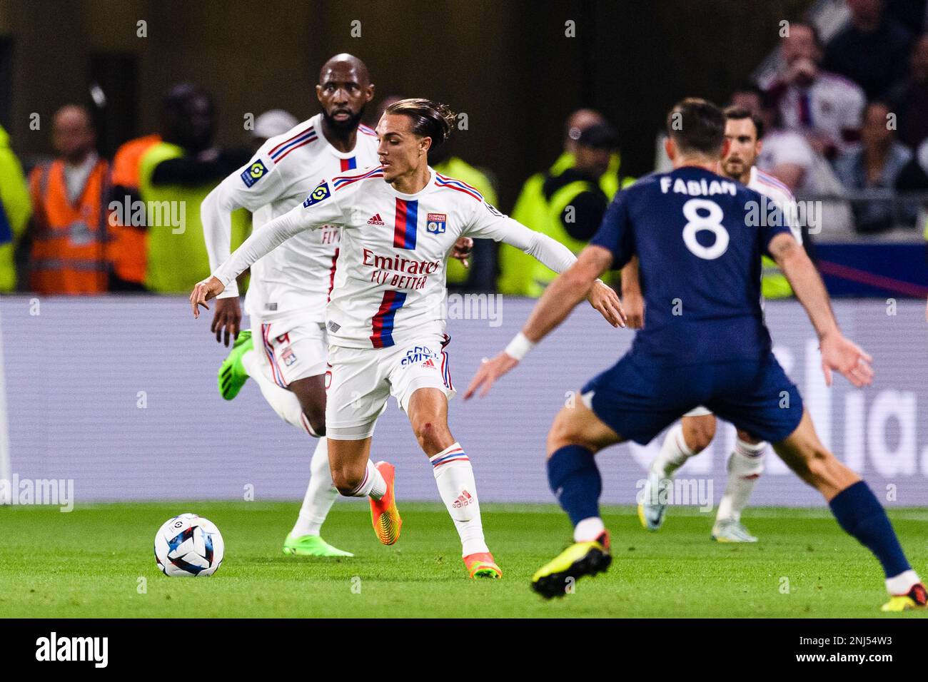 September 18, 2022, Lyon, France: Lyon, France - September 18: Maxence Caqueret of Lyon (L) in action during the Ligue 1 match between Olympique Lyonnais and Paris Saint-Germain at Groupama Stadium on September 18, 2022 in Lyon, France. (Credit Image: © Marcio Machado/ZUMA Press Wire) (Cal Sport Media via AP Images) Banque D'Images
